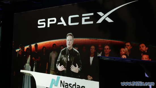 2026 年 6 月 12 日，好意思国纽约纳斯达克来回中心，SpaceX 认真挂牌上市典礼运行前，大屏幕辛劳播放身处得克萨斯州星舰基地总部的 SpaceX 首席实行官埃隆・马斯克发言画面。